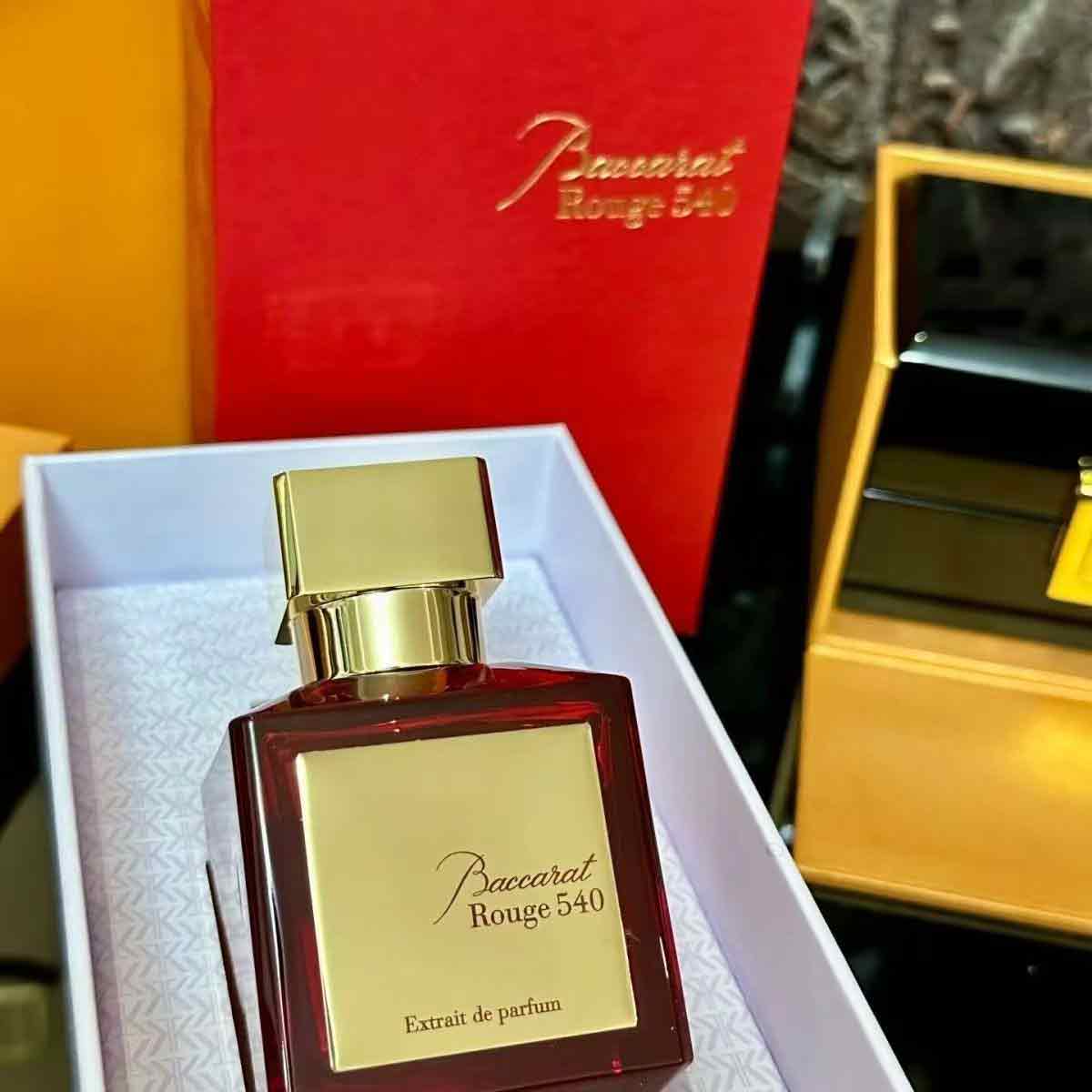 바카라 540 에센스 향수는 풍부하고 매혹적인 동양 꽃 - Amber Musk Oil 리뷰 및 가격